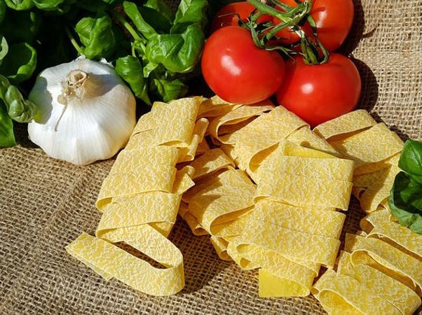 Nudeln Tomaten Knoblauch Basilikum