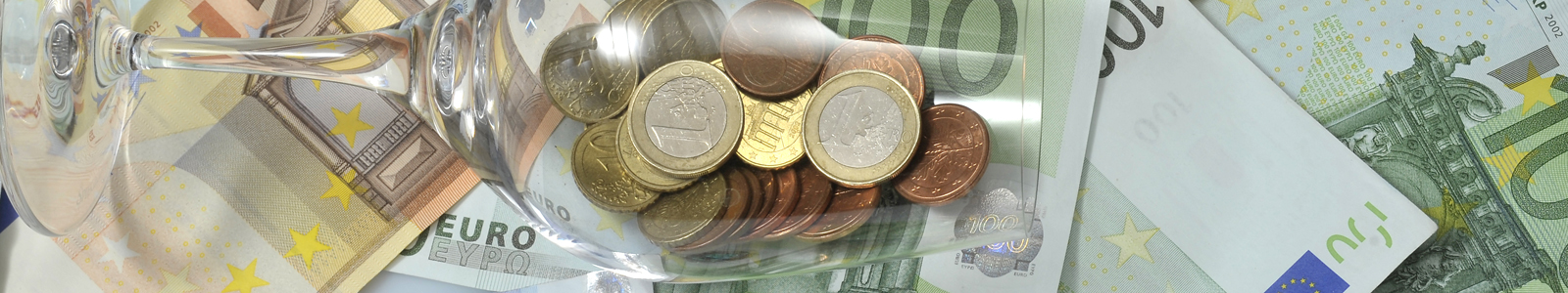 Euroscheine und Münzen im Weinglas ©DLR